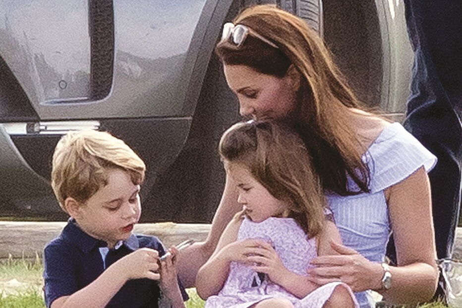 Kate Middleton com os filhos, George e Carlota, que brincou descalça na relva