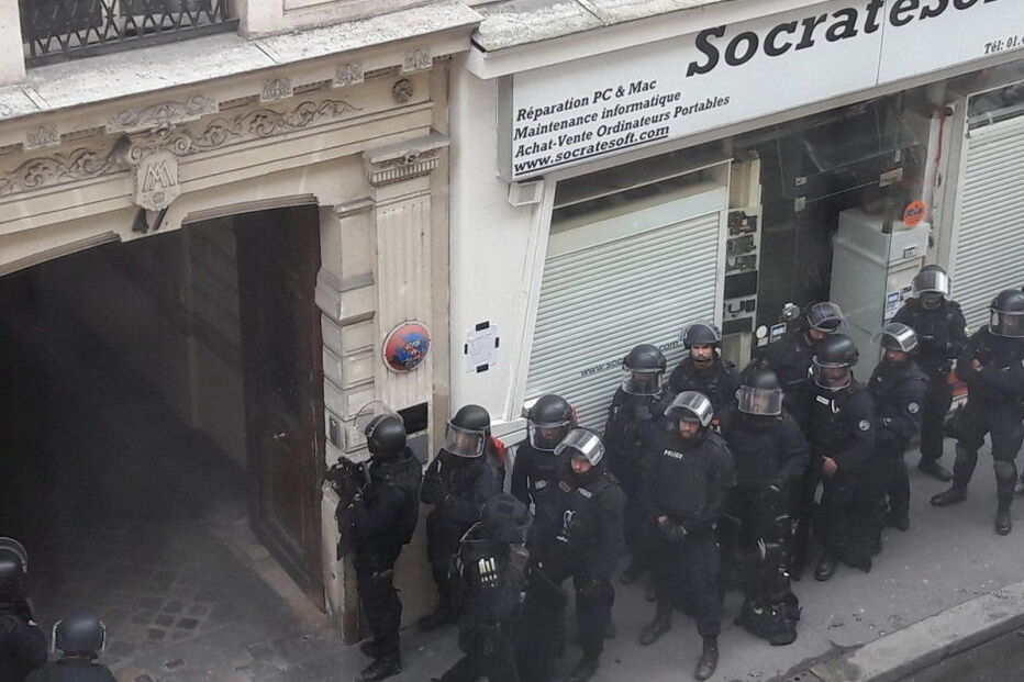 Homem faz reféns em Paris