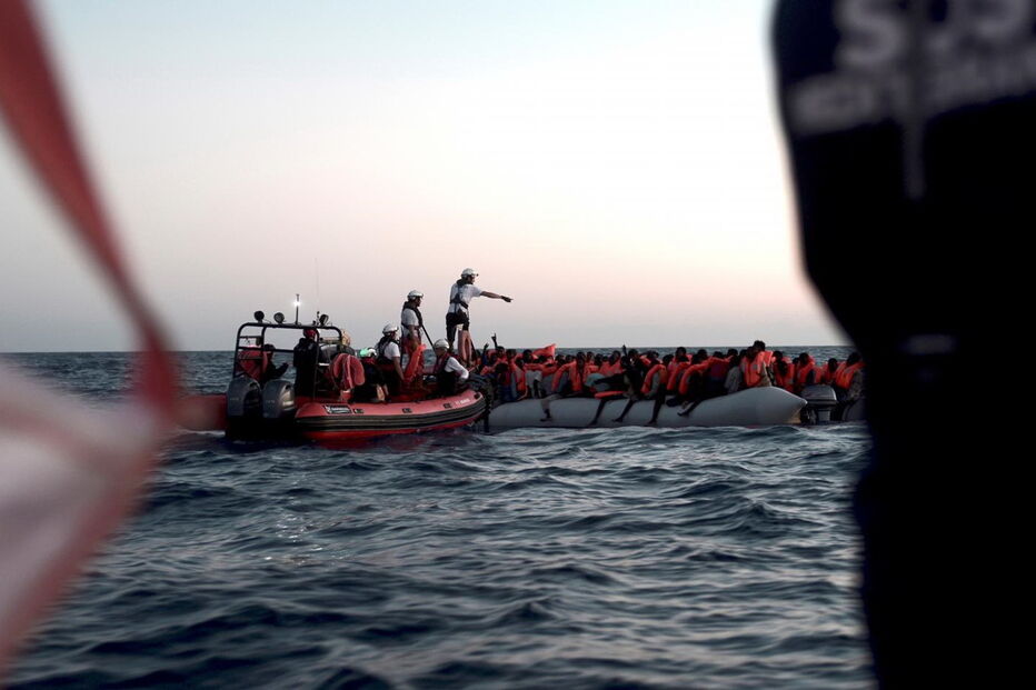 Imigrantes regatados no Mediterrâneo pelo navio Aquarius não têm porto onde chegar