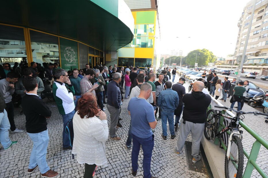 Adeptos do Sporting manifestam-se em Alvalade e pedem demissão de Bruno de Carvalho