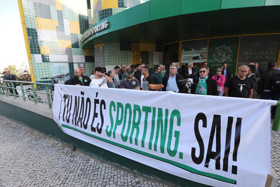 Adeptos do Sporting manifestam-se em Alvalade e pedem demissão de Bruno de Carvalho