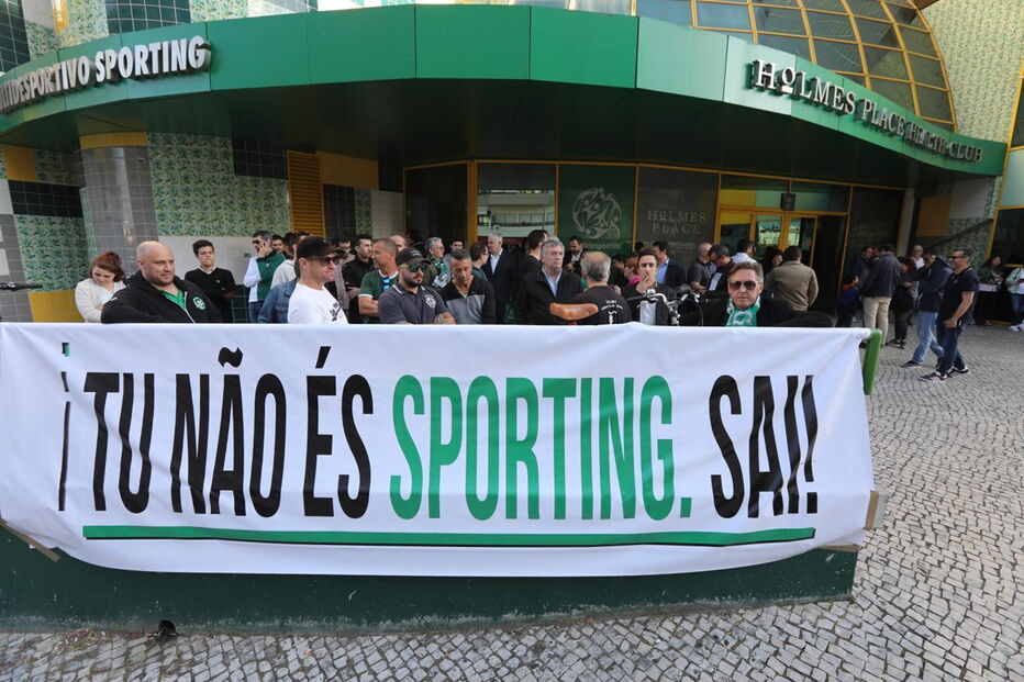 Adeptos do Sporting manifestam-se em Alvalade e pedem demissão de Bruno de Carvalho