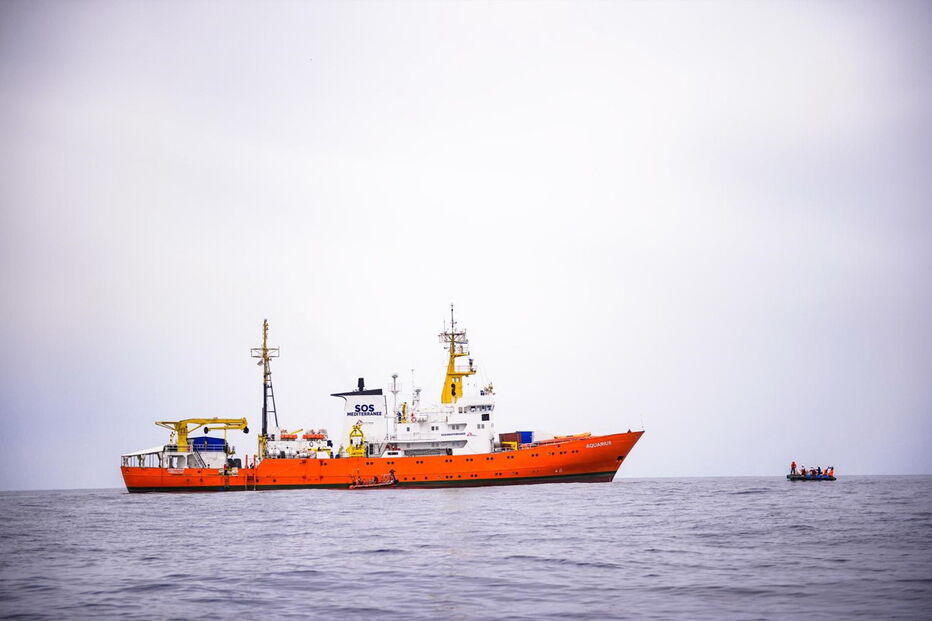 O Navio Aquarius resgata migrantes em dificuldades no Mediterrâneo