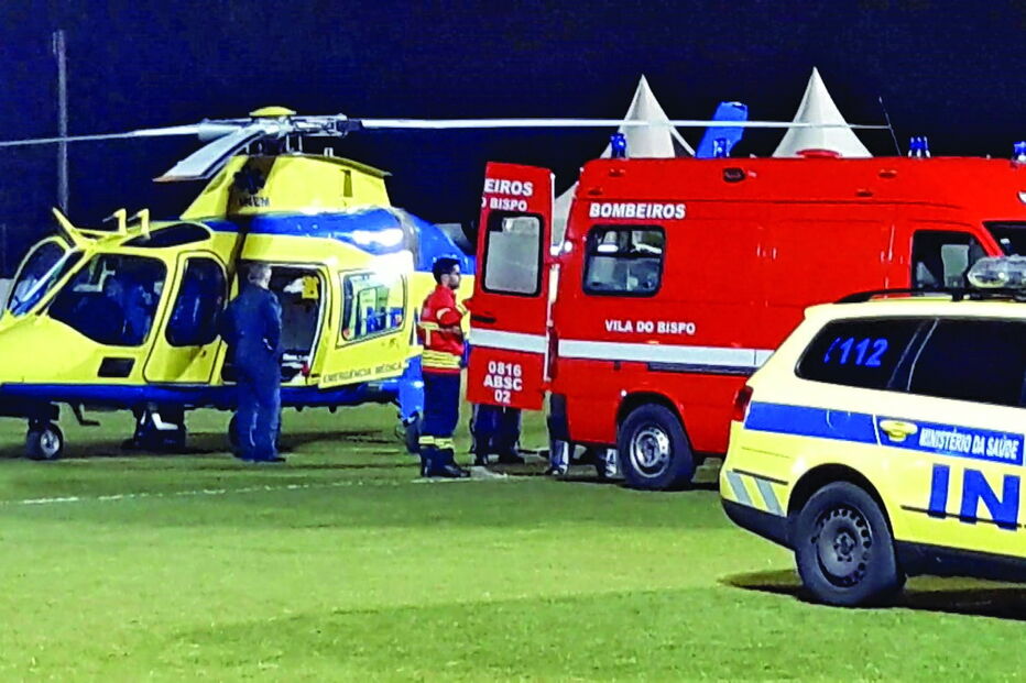 Helicóptero do INEM fez o transporte para o hospital 