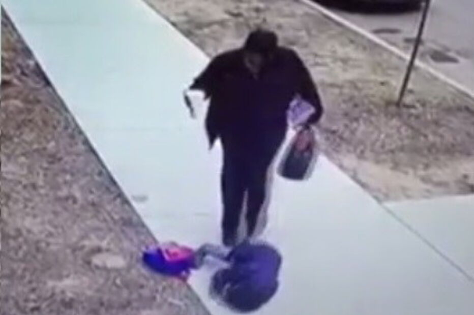 Mulher pontapeia filho de dois anos por este ter caído