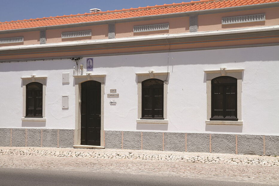 Assaltante arrombou uma janela da moradia durante a madrugada e surpreendeu o proprietário a dormir  