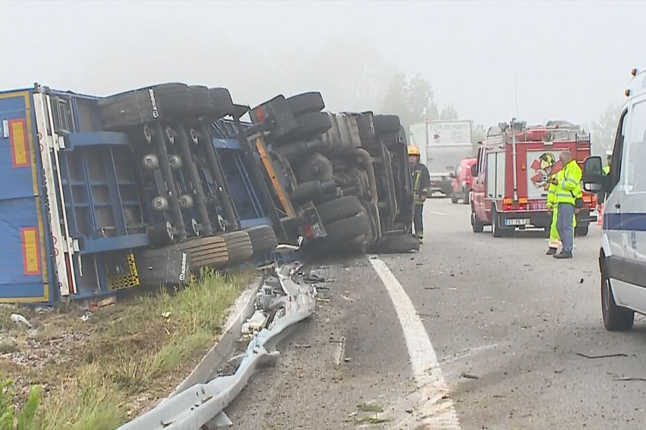 Camião capota na A29 em Ovar