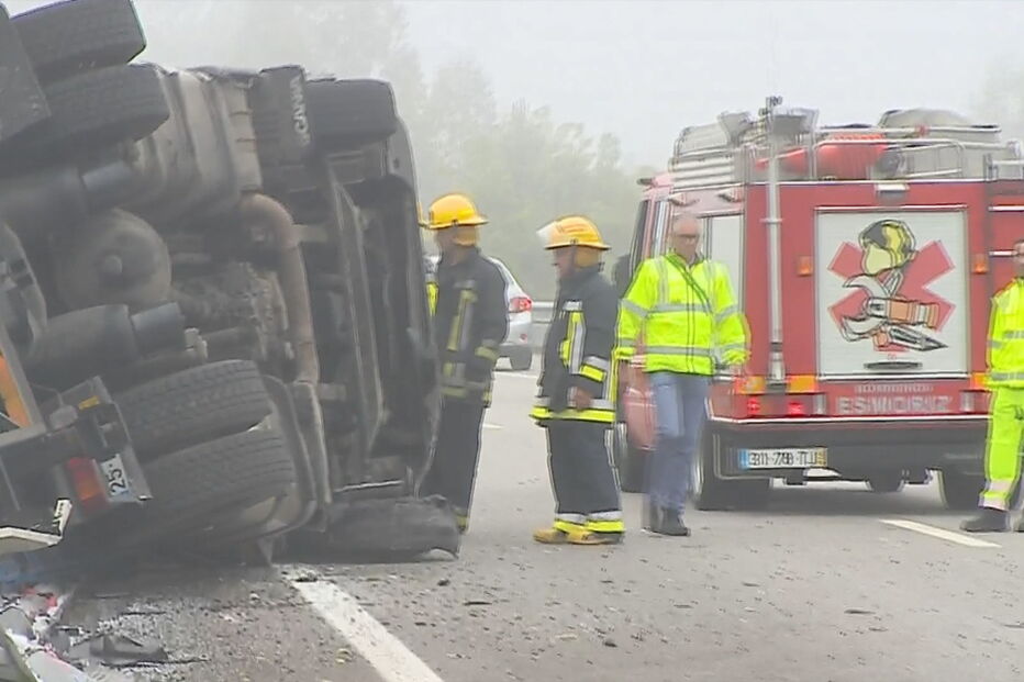 Camião capota na A29 em Ovar