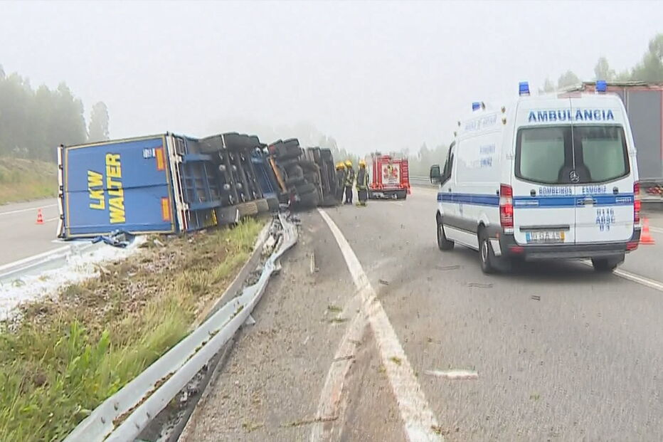 Camião capota na A29 em Ovar