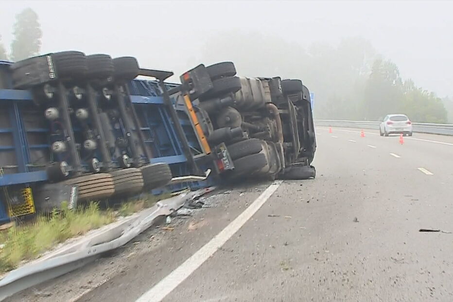  Camião capota na A29 em Ovar