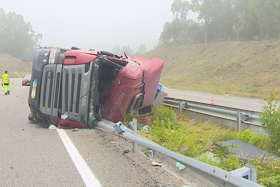  Camião capota na A29 em Ovar