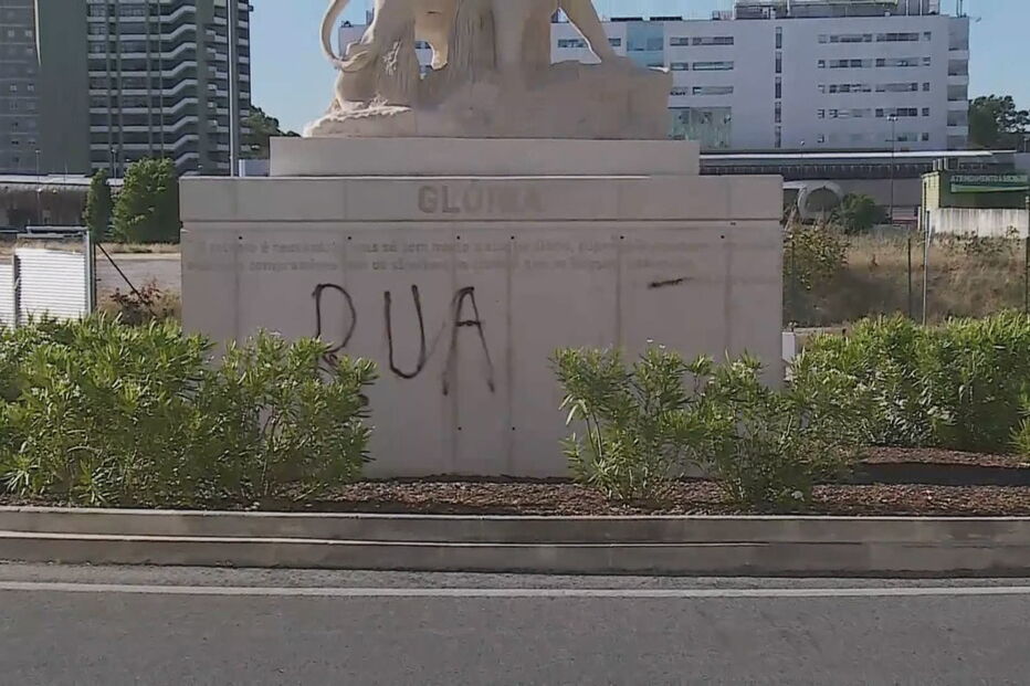 Estátua junto ao estádio com frase de Bruno de Carvalho vandalizada