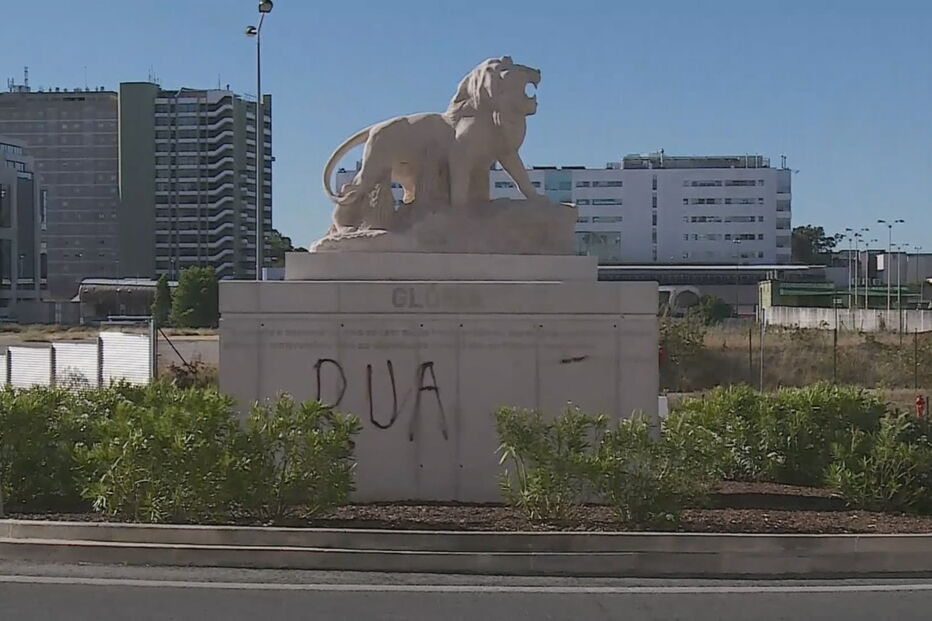 Estátua junto ao estádio com frase de Bruno de Carvalho vandalizada