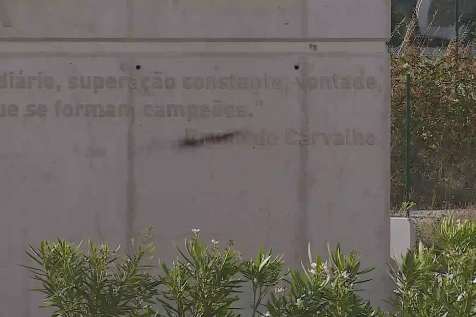 Estátua junto ao estádio com frase de Bruno de Carvalho vandalizada