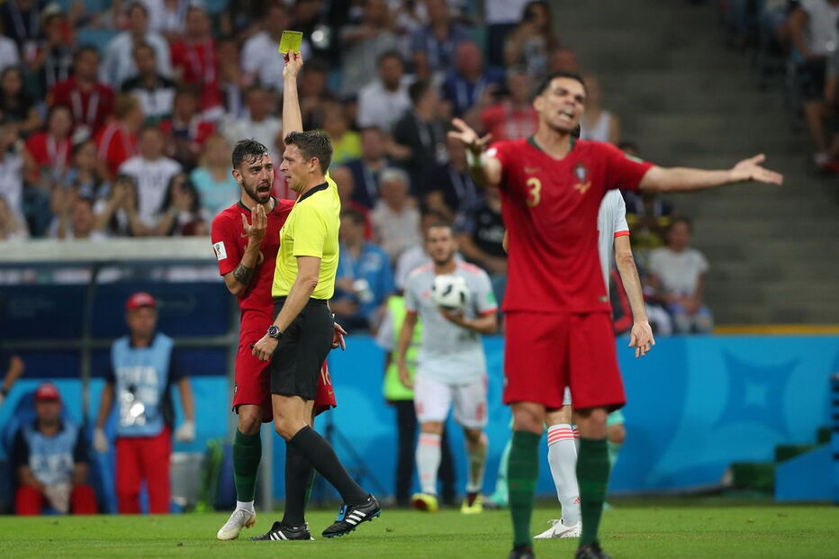 Pepe rege a cartão amarelo mostrado a Bruno Fernandes