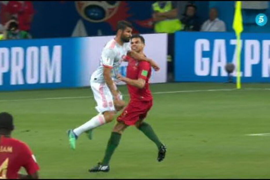 Diego Costa carrega Pepe antes do primeiro golo da Espanha