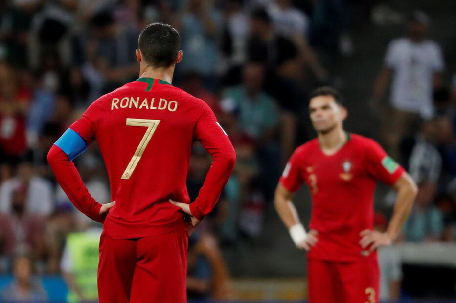 Ronaldo e Pepe desolados com o terceiro golo da Espanha