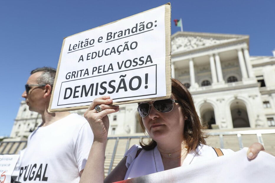Professores protestam pelo descongelamento das carreiras junto ao Parlamento