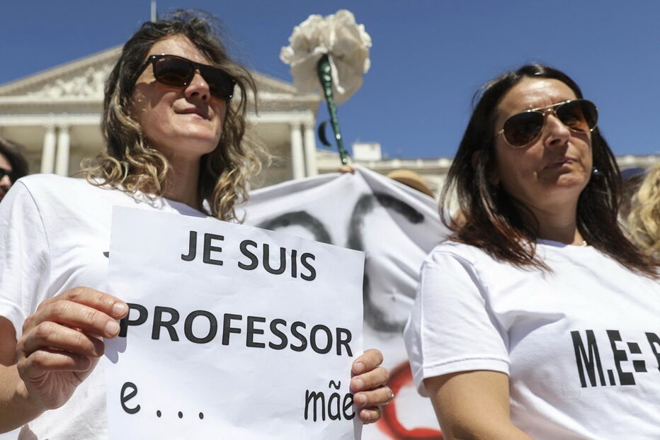 Professores protestam pelo descongelamento das carreiras junto ao Parlamento