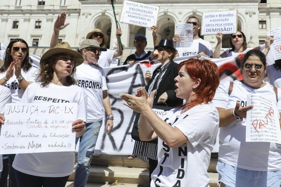 Professores protestam pelo descongelamento das carreiras junto ao Parlamento