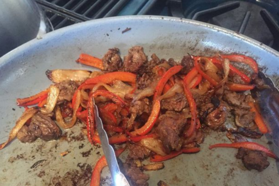 O homem serviu tacos recheados com o seu pé