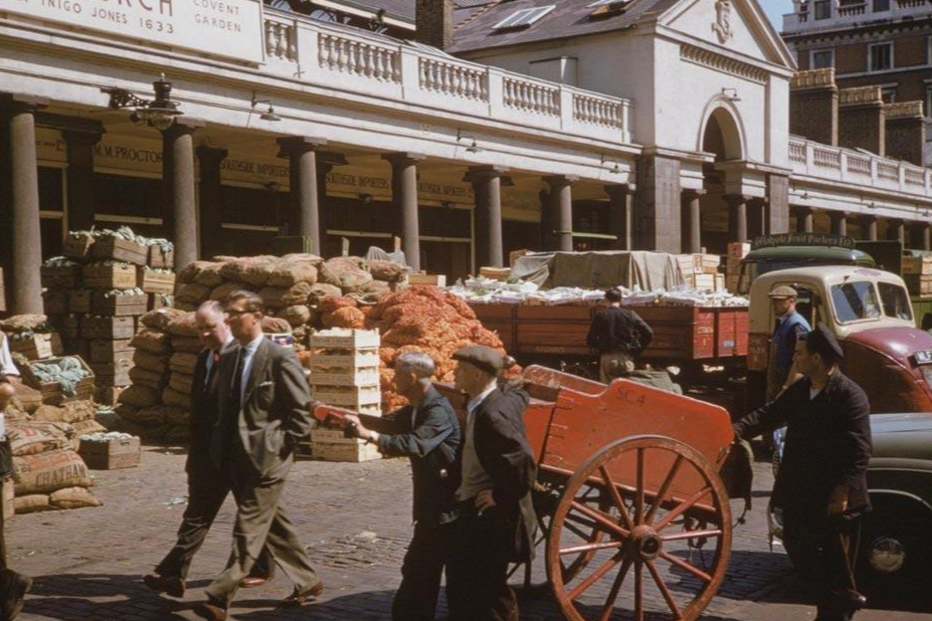 O mercado de Covent Garden começou como um pequeno mercado de frutas e vegetais em 1654, e não mudou muito na década de 1950