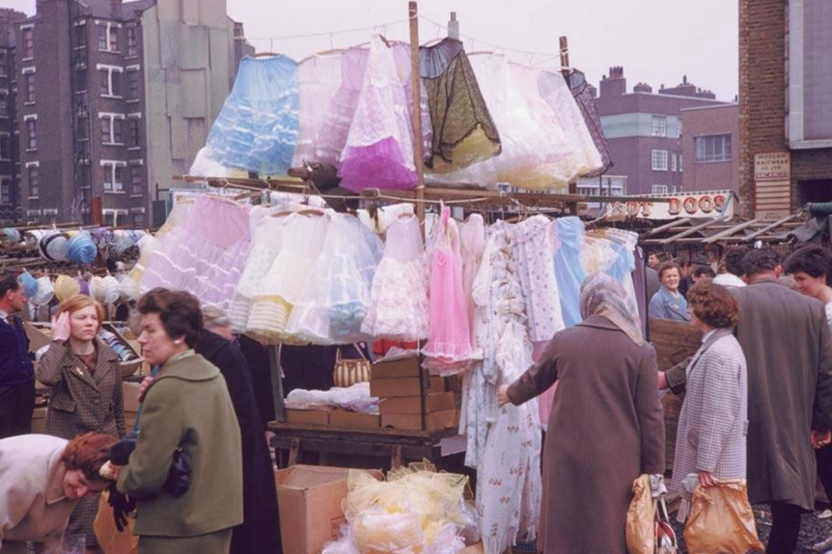 Durante os anos 50 e 60, era no mercado Petticoat Lane que se vendiam saias interiores