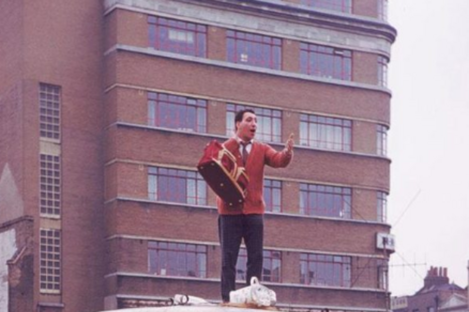 Um vendedor a tentar atrair a multidão