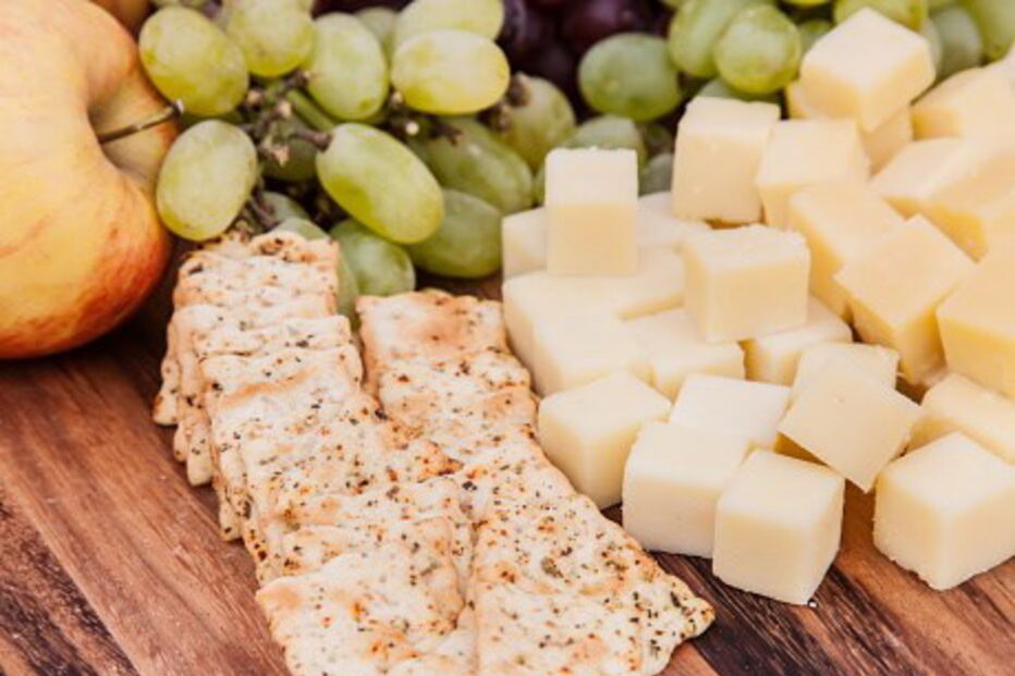 Queijo com bolachas 'crackers'