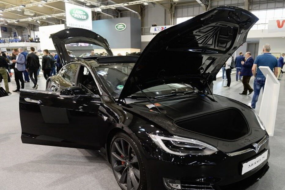 O modelo igual ao do marido da atriz, Tesla Model S