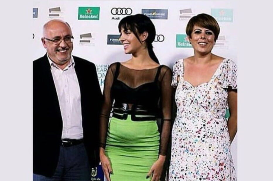 Georgina mostra 'barriguinha em evento de moda em Espanha