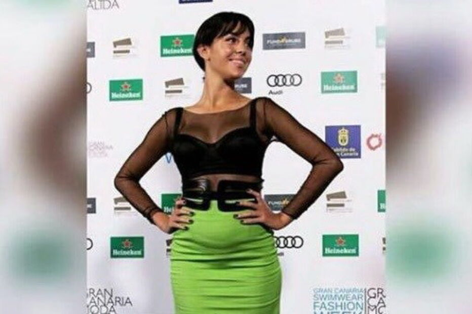 Georgina mostra 'barriguinha em evento de moda em Espanha