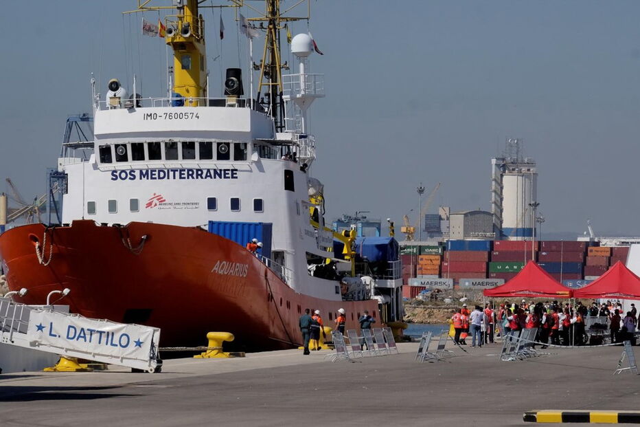 Aquarius chegou ao porto de Valência com centenas de migrantes a bordo