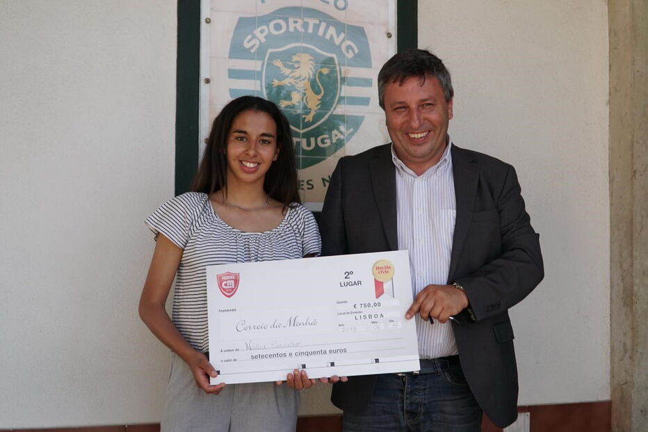 Nádia Carvalho recebeu cheque das mãos de Armando Esteves Pereira