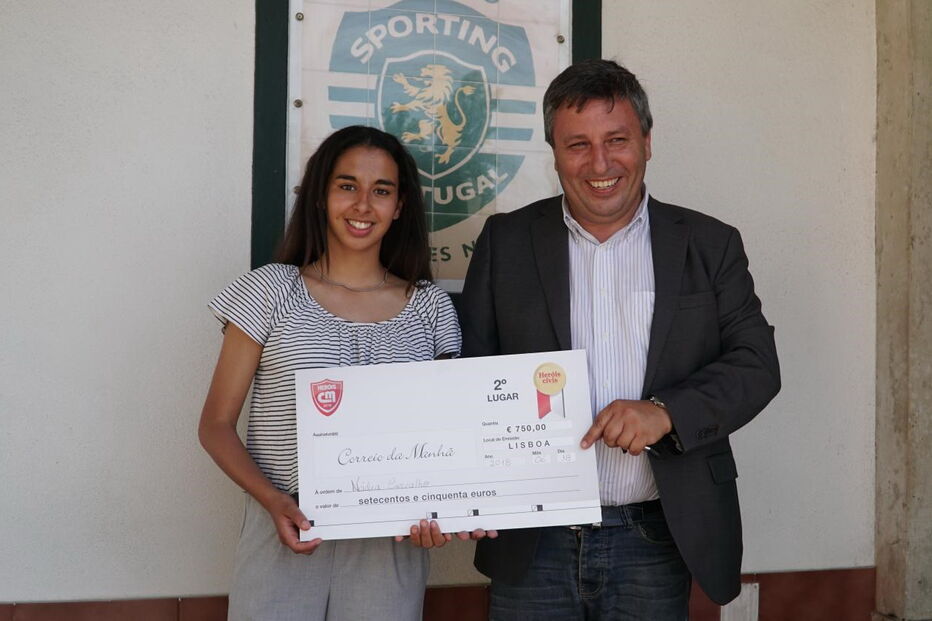 Nádia Carvalho recebeu cheque das mãos de Armando Esteves Pereira