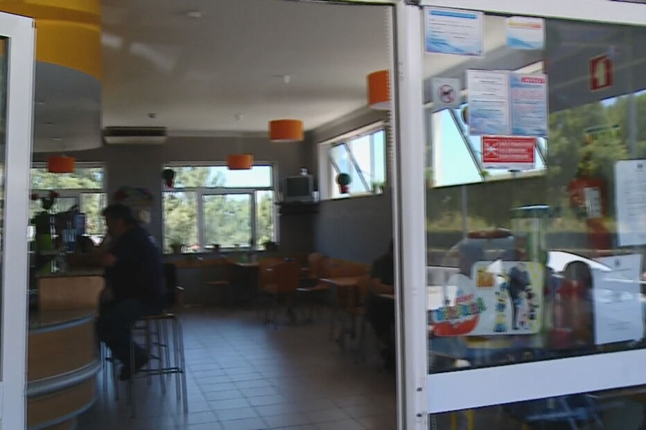 Arrombam porta de café e roubam máquina de tabaco