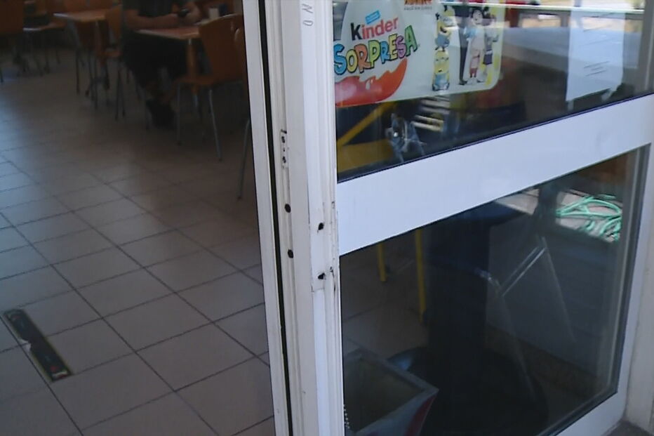 Arrombam porta de café e roubam máquina de tabaco