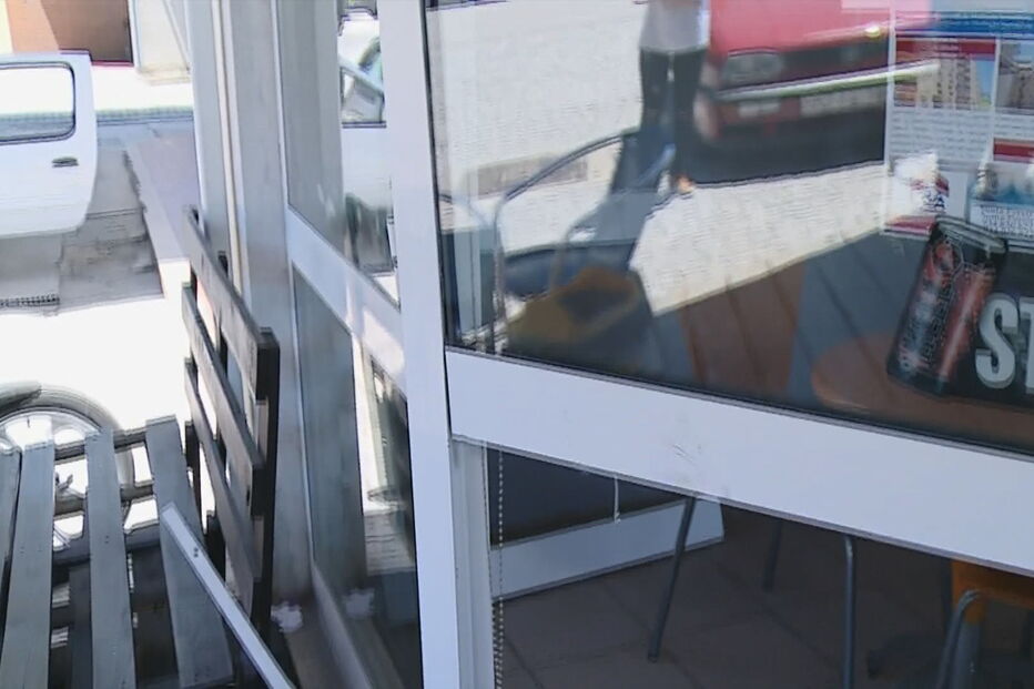 Arrombam porta de café e roubam máquina de tabaco