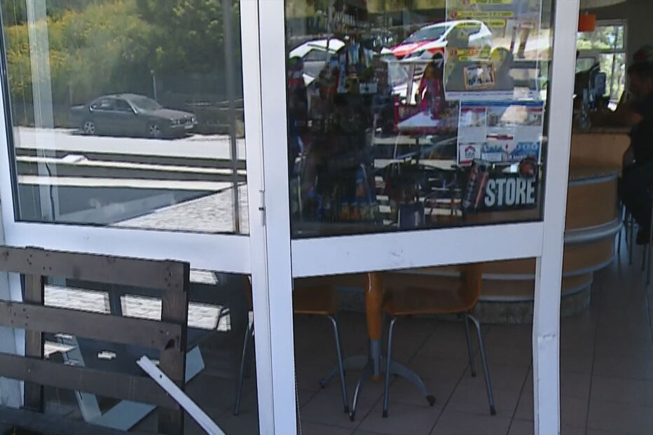 Arrombam porta de café e roubam máquina de tabaco