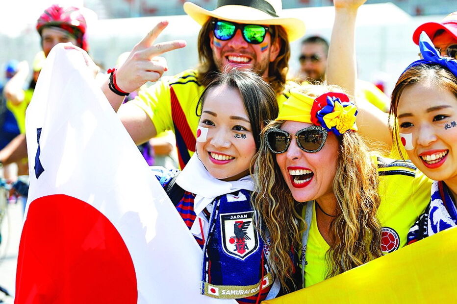 Fair play entre adeptas rivais do Japão e Colômbia