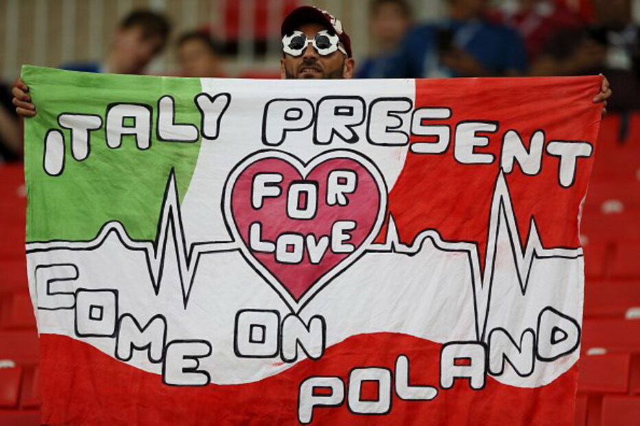 Um adepto italiano a demonstrar o seu apoio... à Polónia