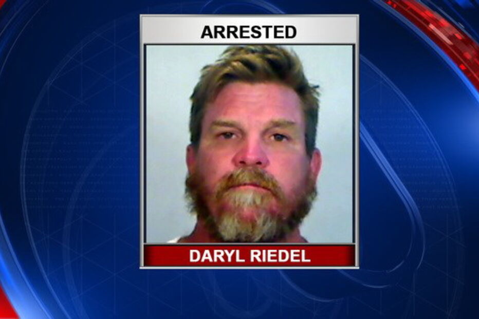 Homem bebe cerveja durante operação Stop