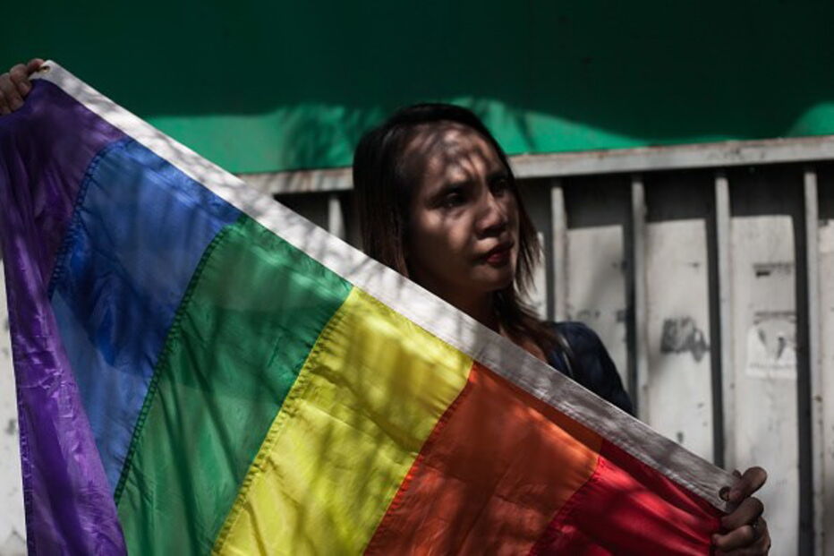 Ativistas dos direitos dos homossexuais manifestam-se junto ao Supremo Tribunal das Filipinas