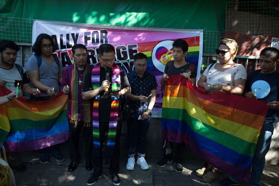 Ativistas dos direitos dos homossexuais manifestam-se junto ao Supremo Tribunal das Filipinas
