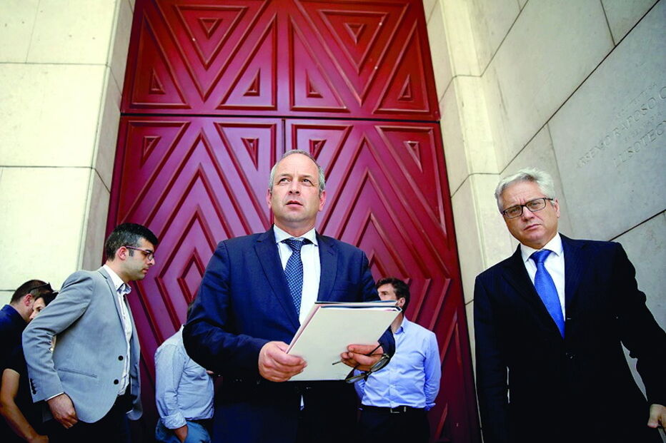 Autarcas do Alto Tâmega protestaram em frente à sede da Caixa 