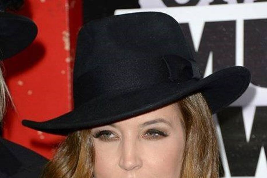 Elvis Presley, Lisa Marie Presley, Acusa, Empresário, Barry Siegel, Fortuna, Gasto, Cantora