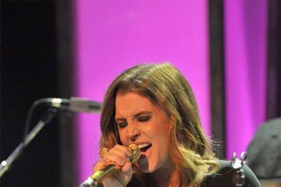 Elvis Presley, Lisa Marie Presley, Acusa, Empresário, Barry Siegel, Fortuna, Gasto, Cantora