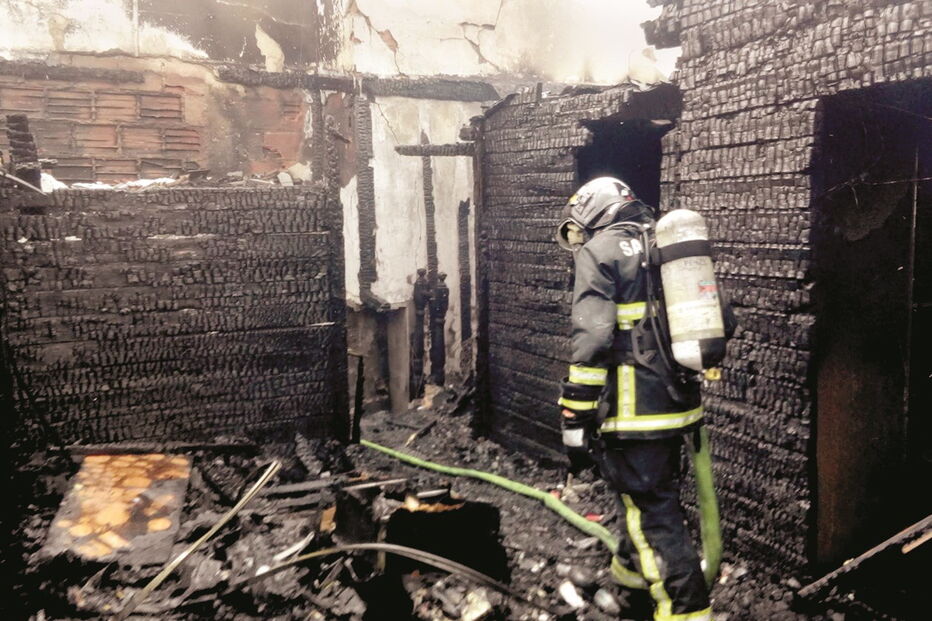 Bombeiros conseguiram evitar que as chamas propagassem a outras habitações 