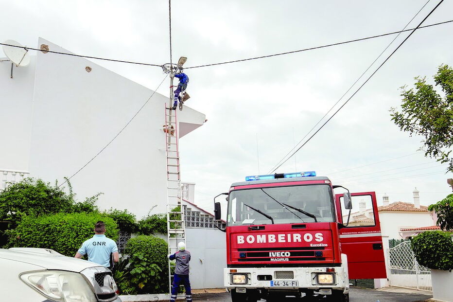 Bombeiros conseguiram evitar que as chamas propagassem a outras habitações 