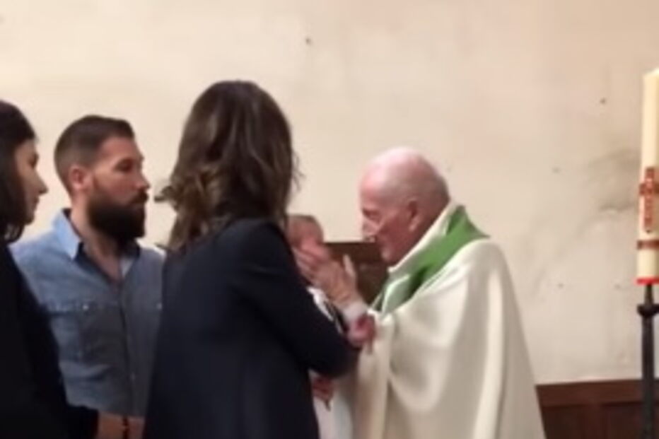 Padre dá bofetada a bebé para este se calar durante batizado